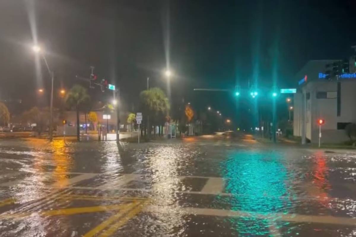 Vista de una calle semi inundada ante la cercanía del huracán Idalia en St Pete Beach, Florida, el 30 de agosto de 2023. | Foto: Reuters / Voz de América