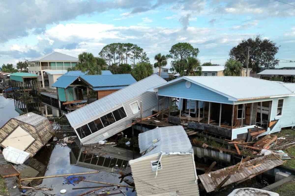Vista de una propiedad dañada después de la llegada del huracán Idalia, debido a esto el IRS anunció alivios | Foto: Reuters / Voz de América