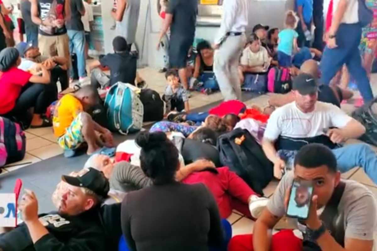 Algunos migrantes tienen que esperar varios días en las terminales de autobuses para poder comprar un boleto que los lleve al norte de México. | Foto: Voz de América