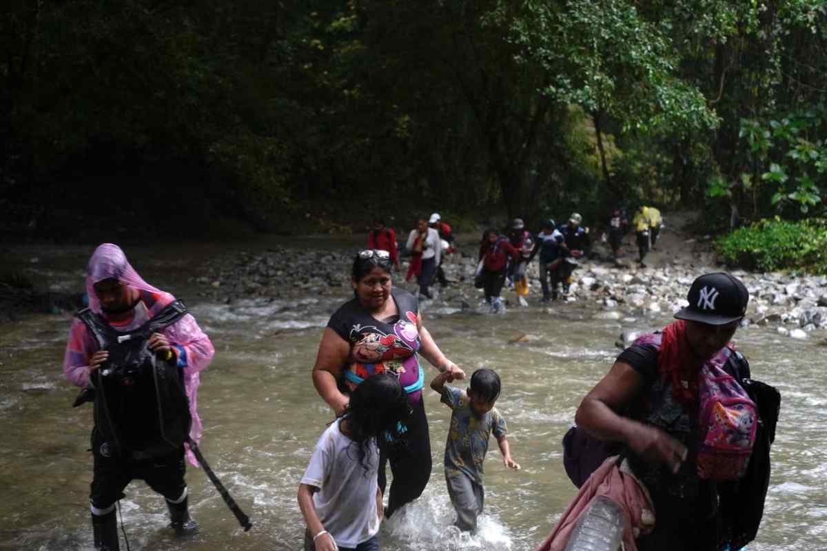 Migrantes en viaje hacia la frontera de EEUU, en Acandi, Colombia, el 9 de julio de 2023. | Foto: Reuters / Voz de América