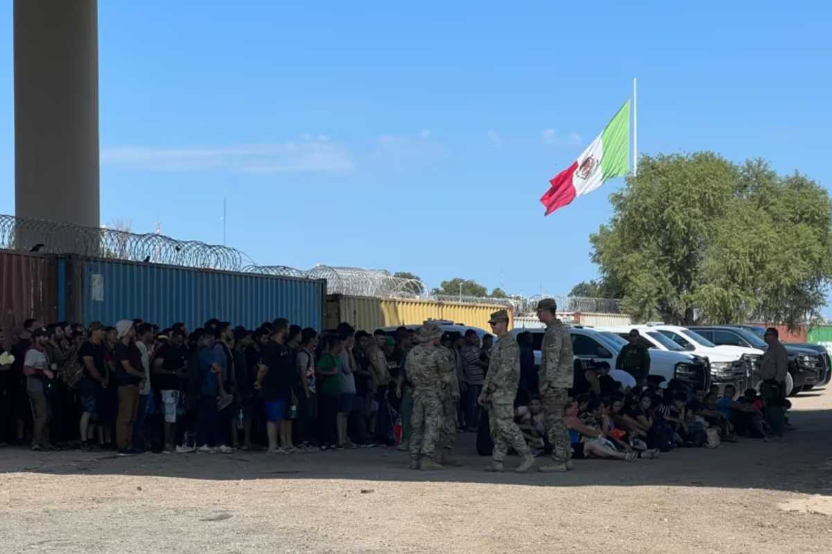 La mayoría de los migrantes no pueden pagar un alojamiento seguro, comida o servicios mientras esperan por una cita vía CBP One | Foto: Voz de América