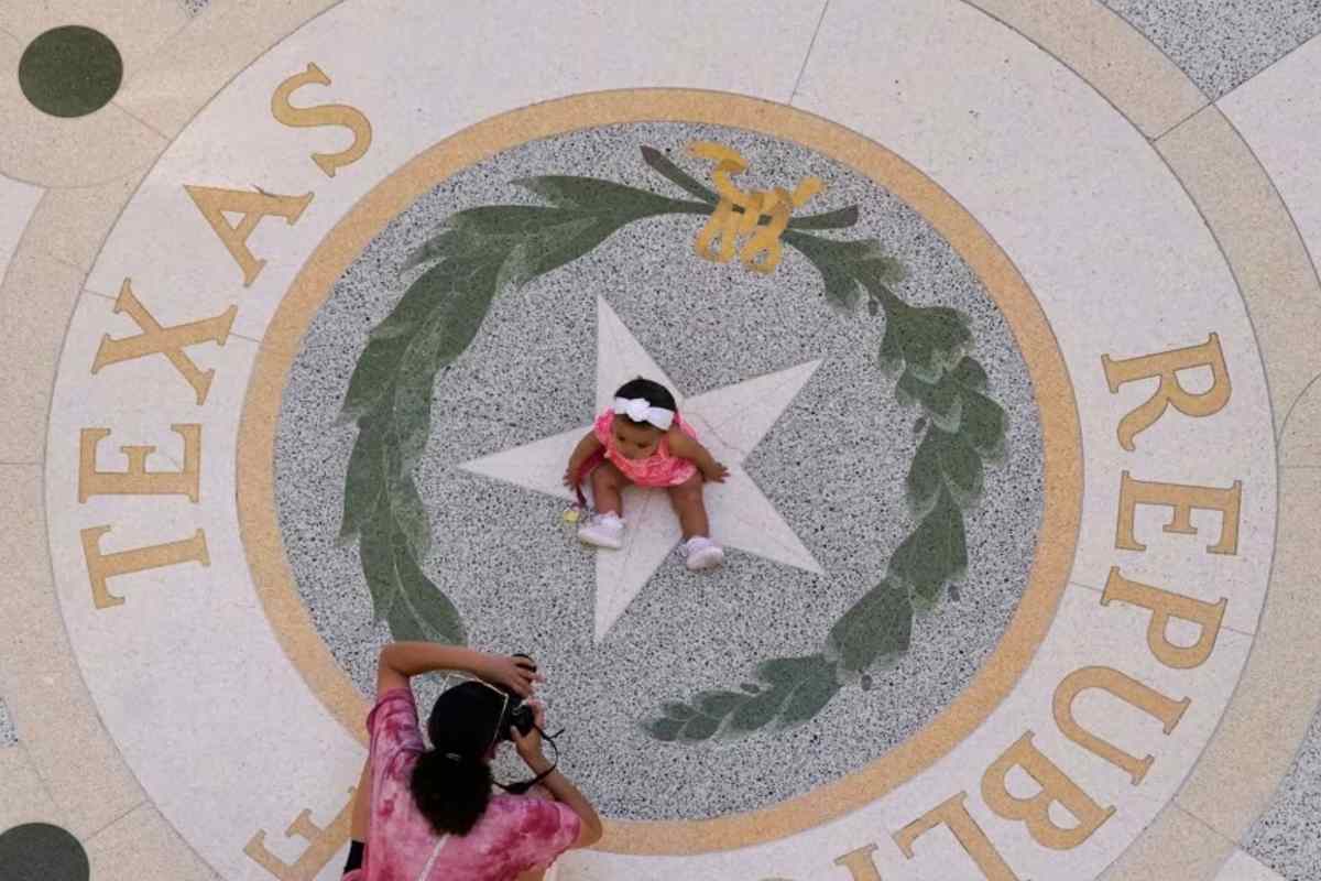 Michaela Herrera toma fotografías de su hija de ocho meses, Jayzaiyah, en el Capitolio de Texas el 6 de mayo de 2021. Más del 49% de los texanos menores de 18 años son hispanos, según estimaciones del censo reciente. | Foto: AP / Voz de América