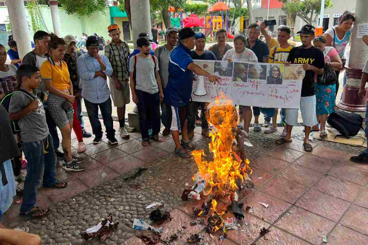 Un grupo de migrantes quemaron piñatas de figuras de presidentes durante la reunión en Chiapas | Foto: Pueblo sin fronteras / Cortesía