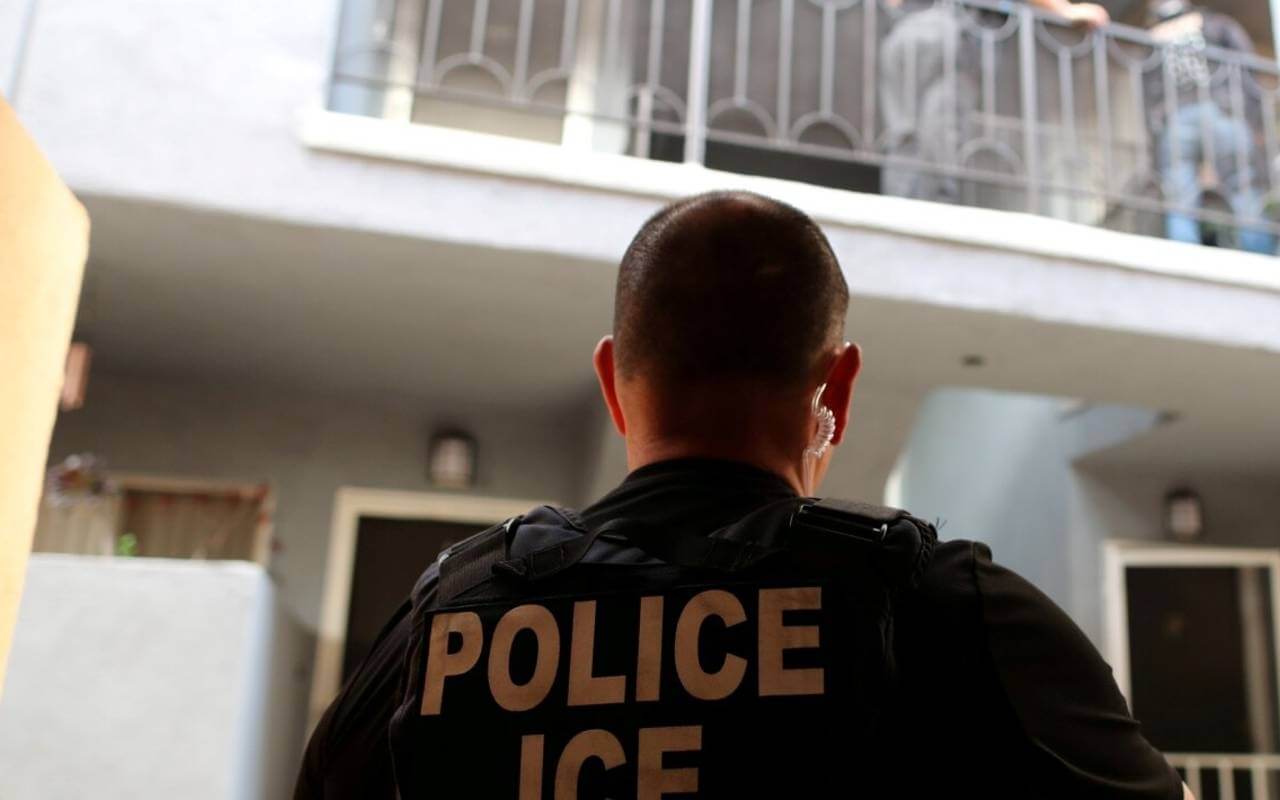 Durante un operativo de ICE tienes derecho a no firmar nada sin la asesoría de un abogado | Foto: Reuters / Voz de América