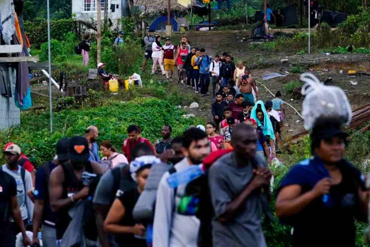 Migrantes que se dirigen al norte hacen fila para tomar un bote, en Bajo Chiquito, provincia de Darién, Panamá después de cruzar el Darién | Foto: Voz de América / AP