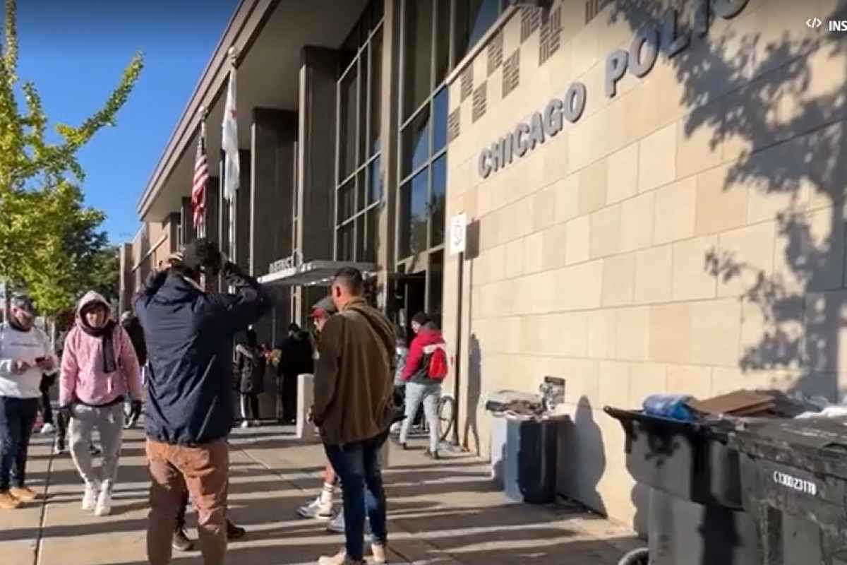 Autoridades dan este tiempo a los migrantes en refugios de Chicago para integrarlos a la sociedad de una forma rápida | Foto: Captura de pantalla Voz de América