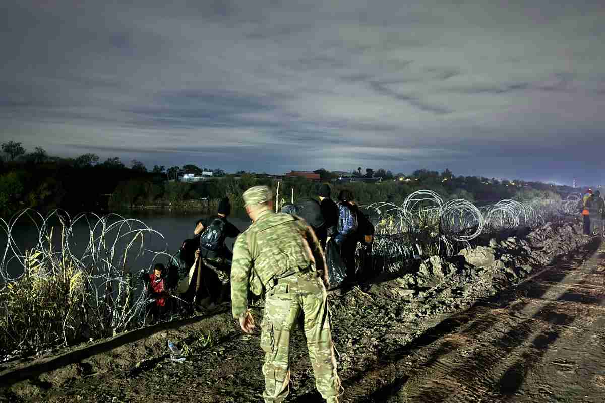 Niños y adultos migrantes cruzan la frontera || Foto: @camiloreports