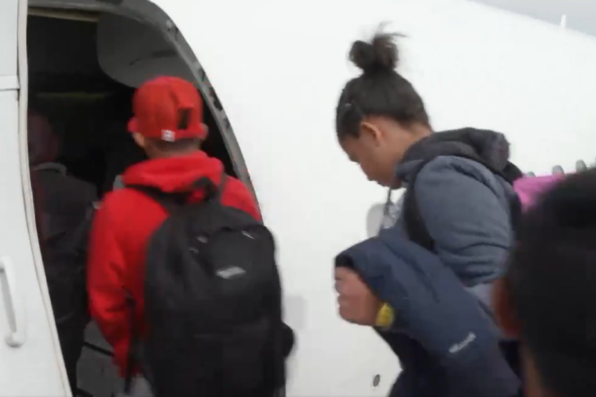 Texas envía un vuelo con 120 migrantes a Chicago | Foto: Captura de pantalla