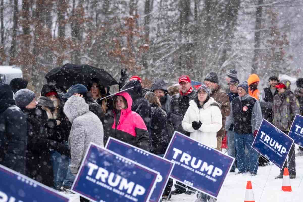 Gente espera para ingresar a un evento de campaña del expresidente Donald Trump | Foto: AP / Voz de América
