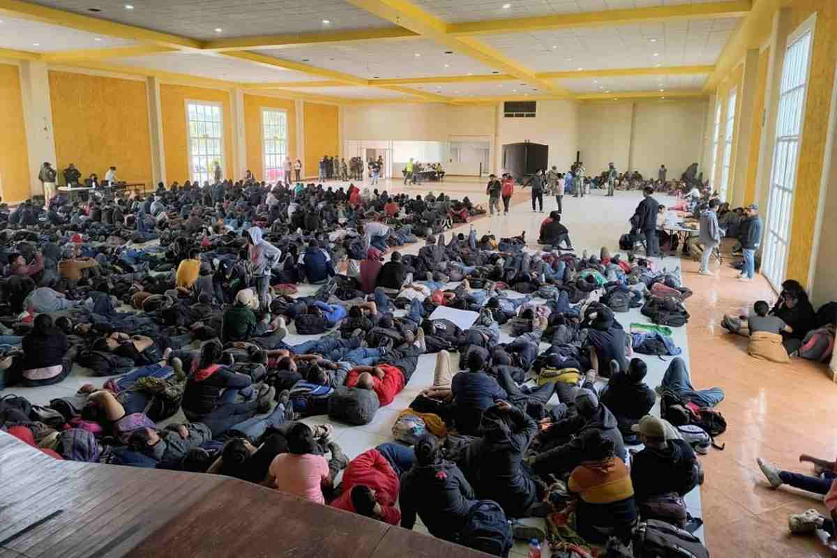 Tras el rescate de los migrantes abandonados en una bodega, el INM trasladó a los migrantes a un auditorio del municipio de Cuaxomulco. | Foto: Instituto Nacional de Migración