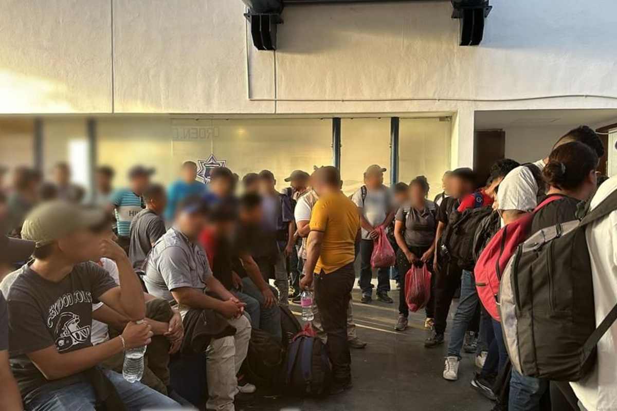 El autobús con los más de 100 migrantes fue detenido sobre la autopista 150D, en Córdova, Veracruz. | Foto: Instituto Nacional de Migración