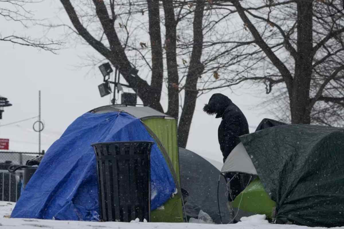 Migrantes acampan frente albergue en Nueva York || Foto: Voz de América