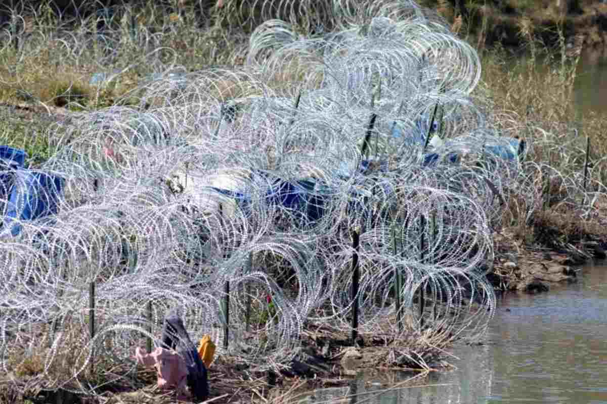 alambre de púas entre Texas y México || Foto: Reuters/Voz de América