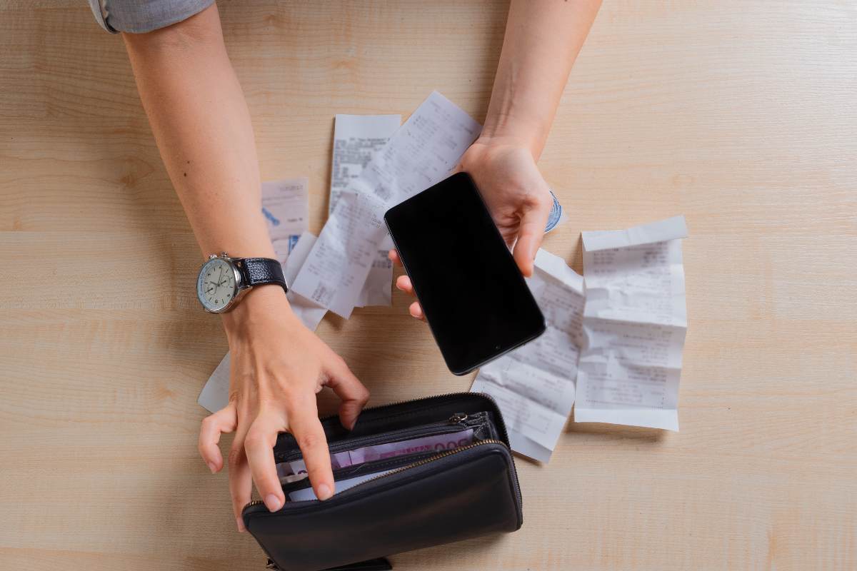 Para administrar mejor tu dinero prioriza cubrir los gastos fijos como lo son la alimentación, transporte y servicios | Foto: imagen archivo de depositphotos