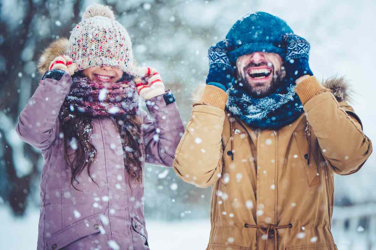 Recuerda usar gorro, bufanda y guantes para evitar los daños del invierno en tu piel | Foto: imagen archivo de depositphotos