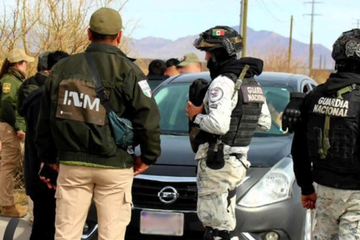 Agentes de migración durante una detención | foto: INM