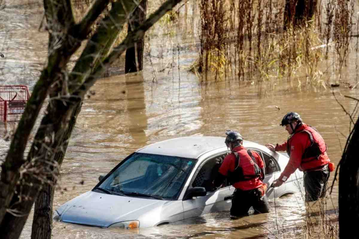 Inundaciones en caminos del norte de California || Foto: Voz de América