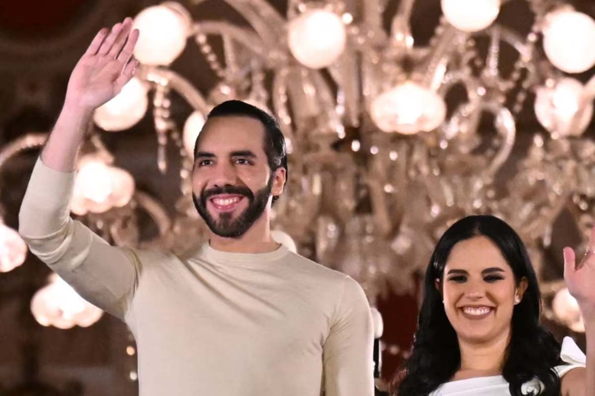 El presidente salvadoreño Nayib Bukele saluda a sus partidarios junto a su esposa, Gabriela Rodríguez, después de las elecciones presidenciales en San Salvador, el 4 de febrero. | Foto: AFP / Voz de América