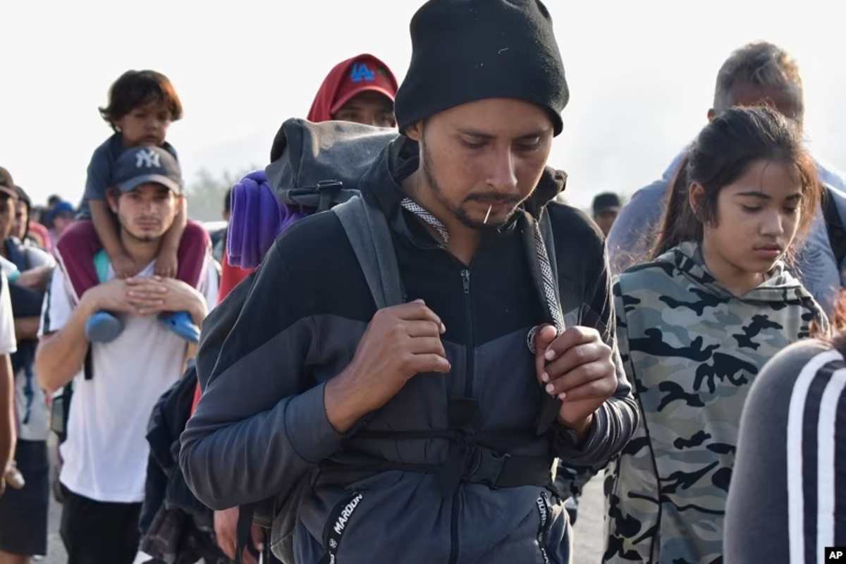 Migrantes afirman que la Patrulla Fronteriza les confisca medicamentos, documentos y otros objetos personales | Foto: Voz de América