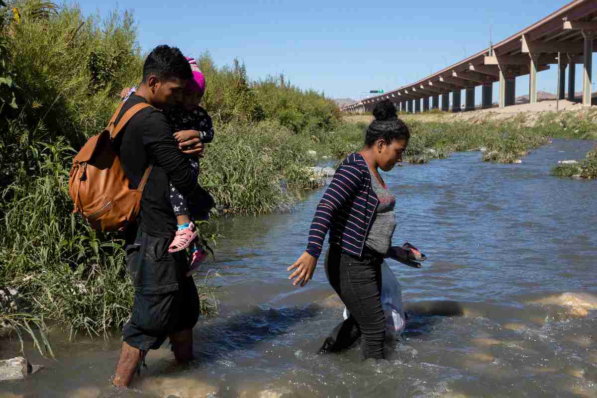 Desaparecen estaciones de agua para migrantes en el sur de Texas