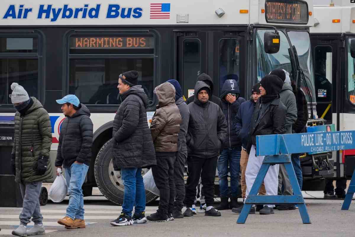 El desalojo de albergues para migrantes en Chicago no afectará a cuatro tipo de personas | Foto: AP / Voz de América