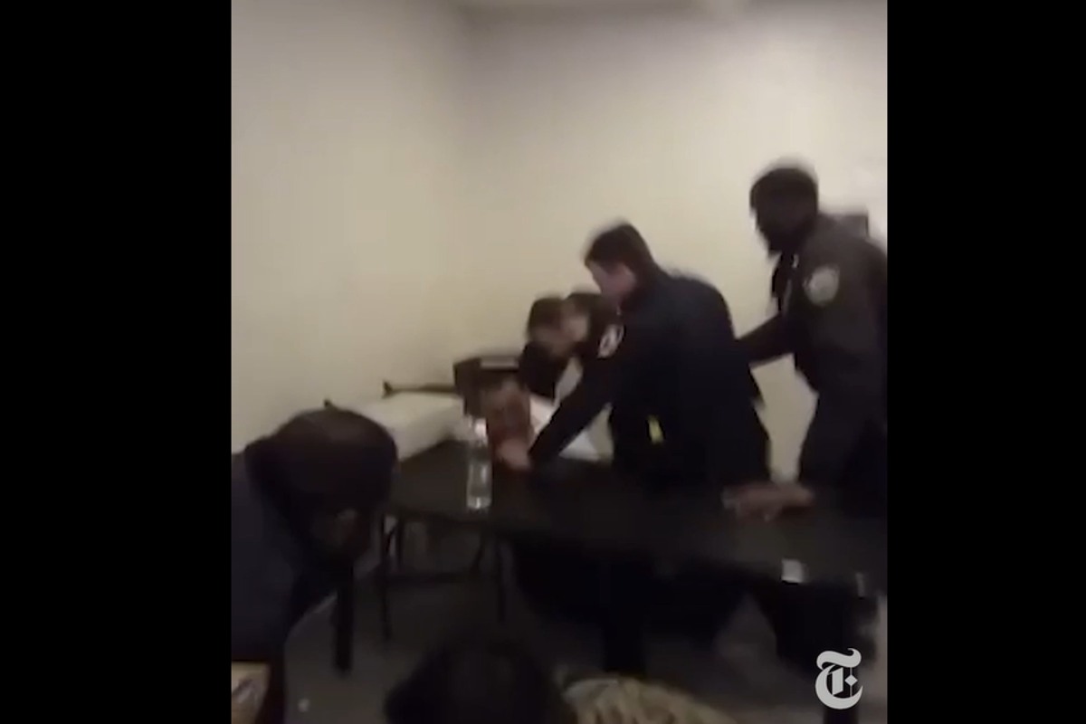 Policía usa pistola paralizante contra migrante y lo golpea en la cara | Captura de pantalla