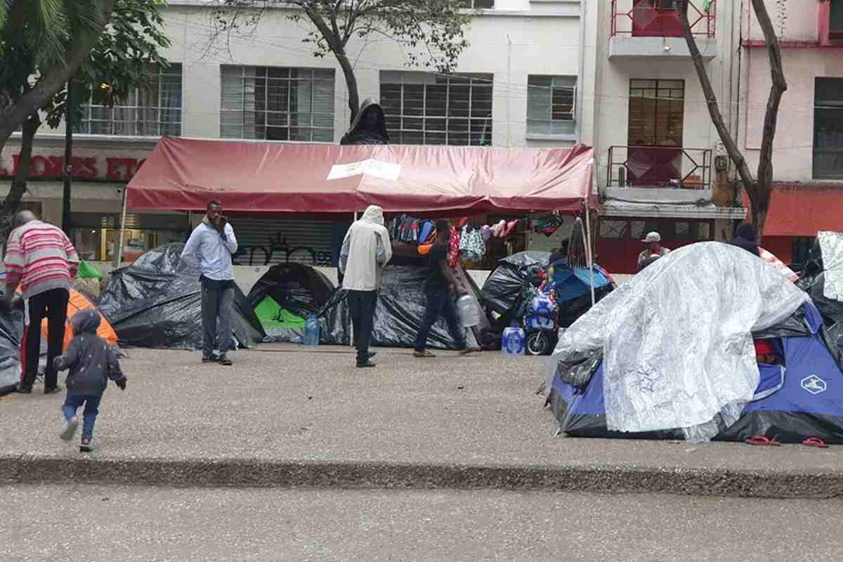 Migrantes en la plaza de la soledad viven en condiciones vulnerables | foto: cuenta X @anagonmx