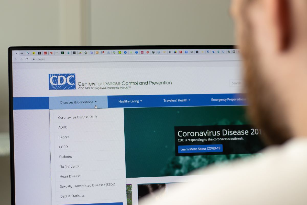 Las nuevas recomendaciones del CDC sobre el aislamiento por COVID-19 han causado polémica | Foto: Imagen de archivo de Depositphotos