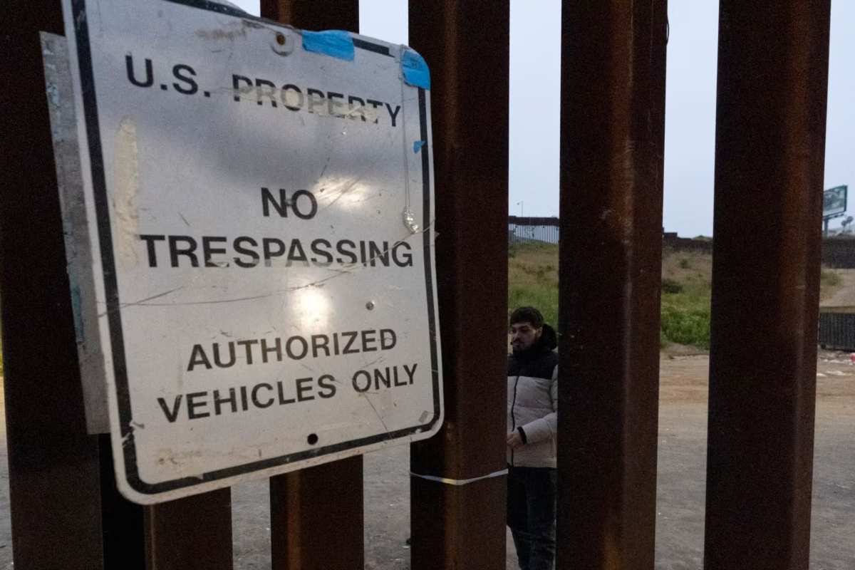 Los arrestos de migrantes en la frontera sur de Estados Unidos cayeron a 137 mil 480 personas que entraron desde México. | Foto: AP / Voz de América