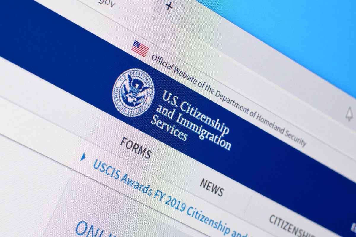 Una de las ventajas de hacer tus trámites migratorios de USA en línea es que USCIS te ayuda a evitar errores comunes al llenar los formularios | Foto: imagen archivo de deposiphotos