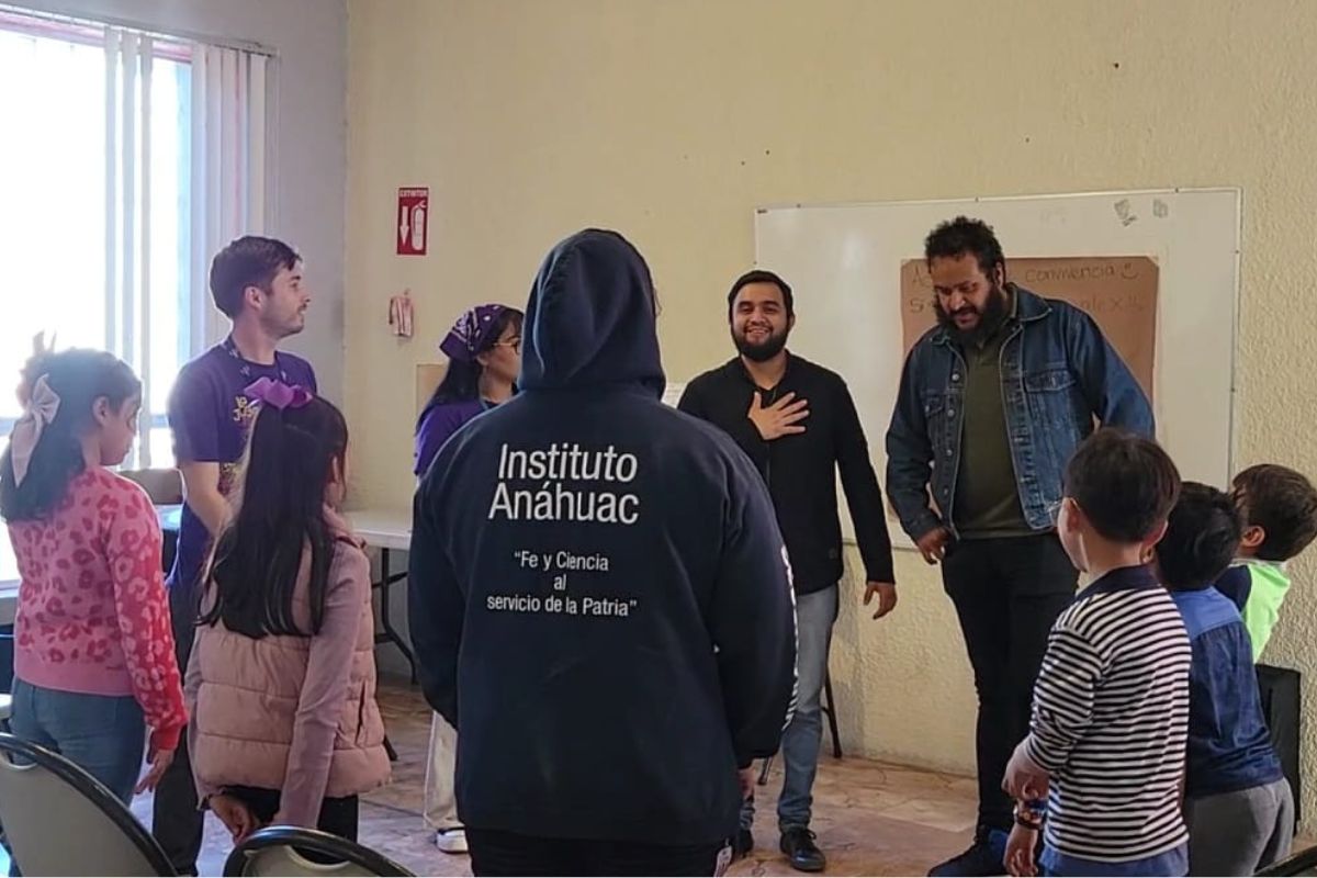 Menores refugiados aprenden música de integrantes de la OBC en Tijuana