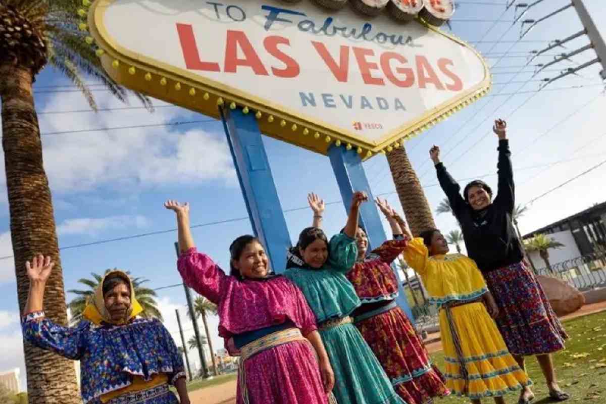 Las seis mujeres rarámuris en Las Vegas festejaron su ultramaratón | Foto: @BlancaPinaG desde "X"