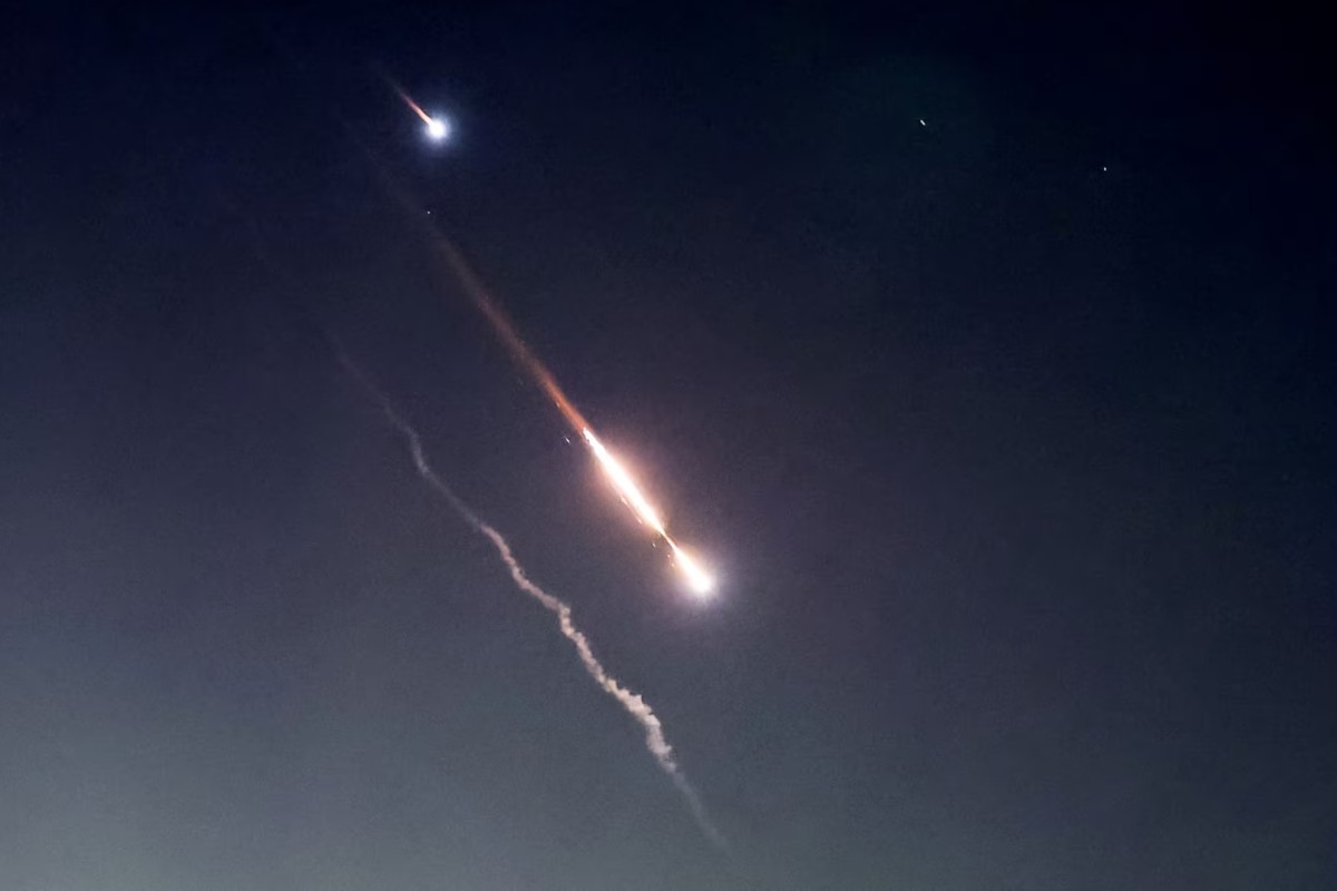 En la foto se observan objetos cayendo en el cielo de Jerusalén después de un ataque con misiles a Israel | Foto: Reuters / Voz de América