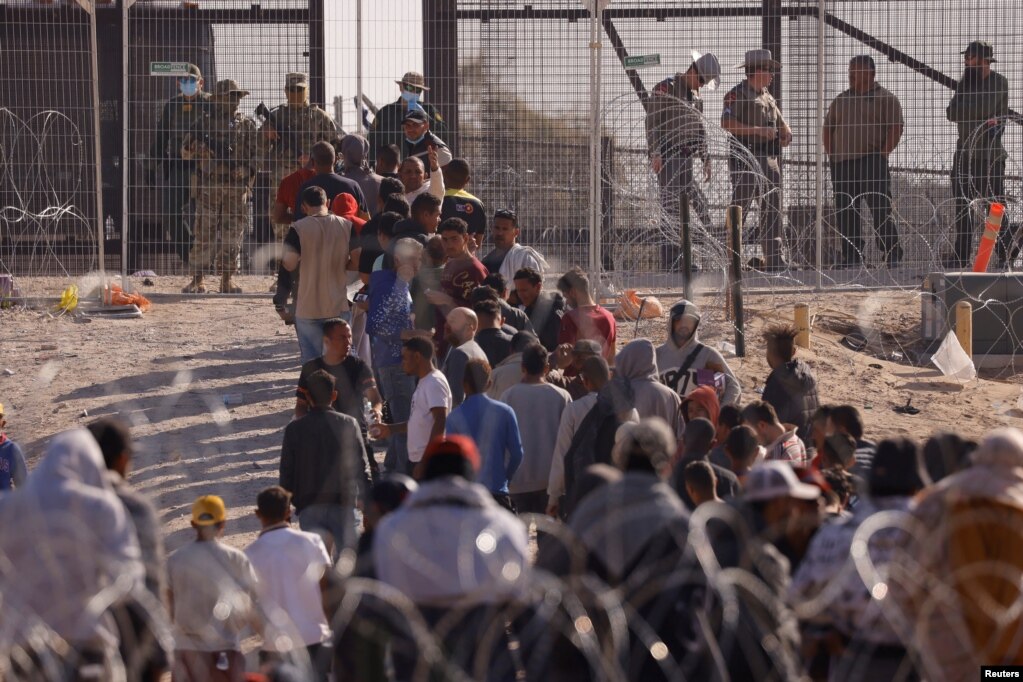 Retorno ilegal: decenas de persona esperan en punto migratorio.