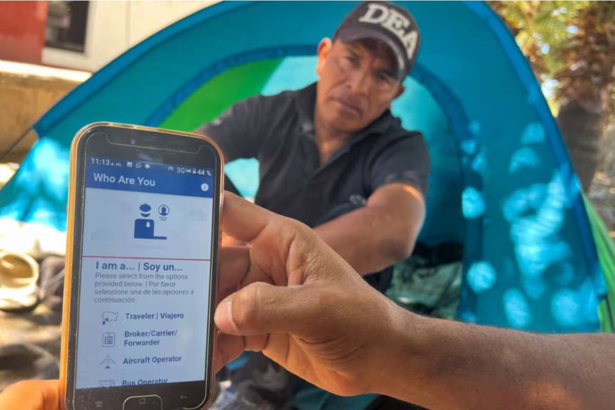 Pedir asilo en CBP One representa una dificultad para los migrantes que han sido víctimas de robo en la ruta por México | Foto: Voz de América
