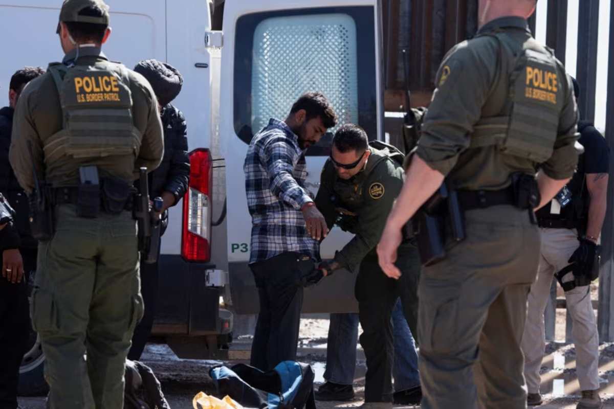 Migrantes detenidos en la frontera sur de Estados Unidos en marzo