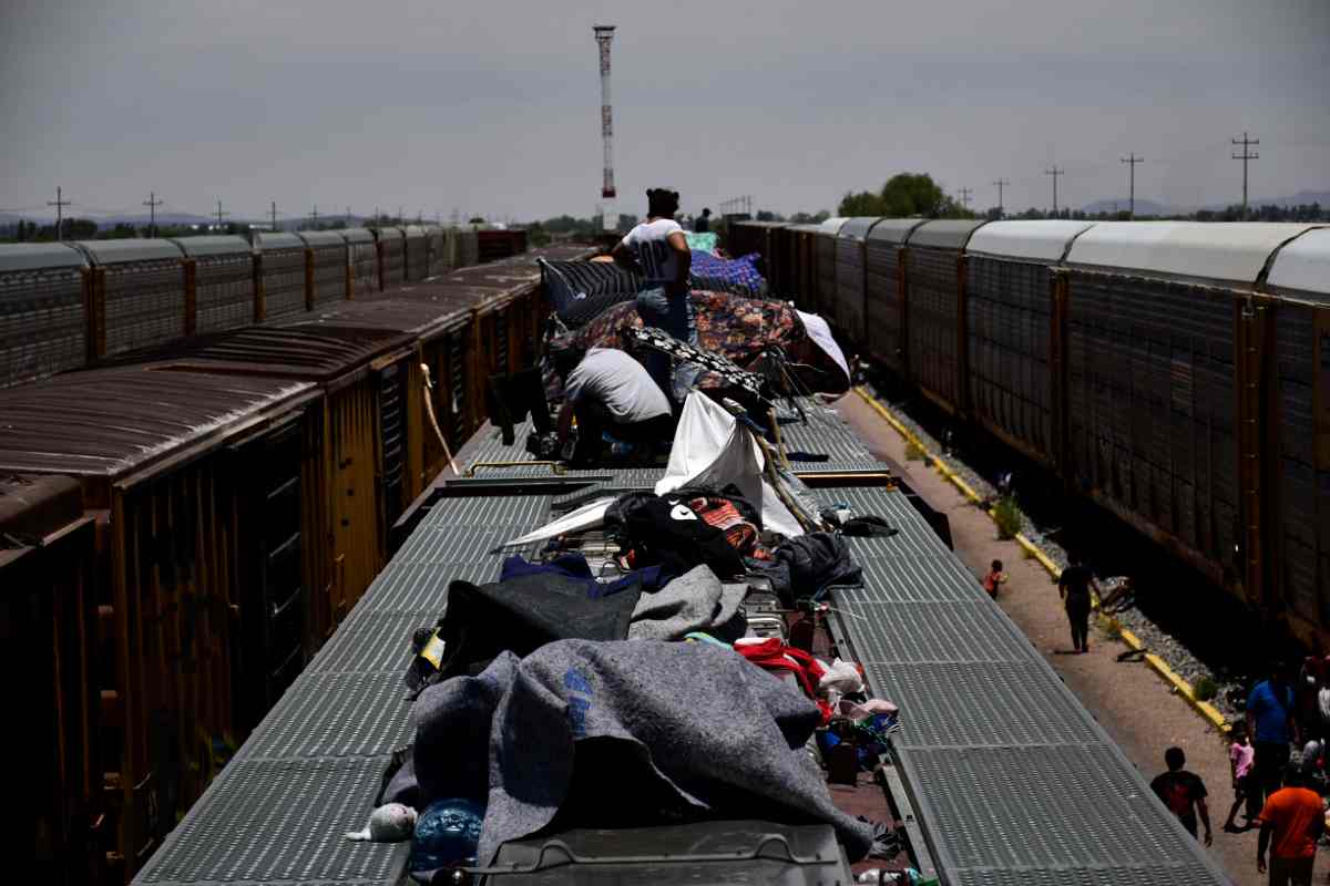 "Migración nos quita el dinero", declaran los migrantes, además, agregan que los detienen donde no hay nadie, así es como pueden extorsionarlos. | Foto: Edgar Chávez