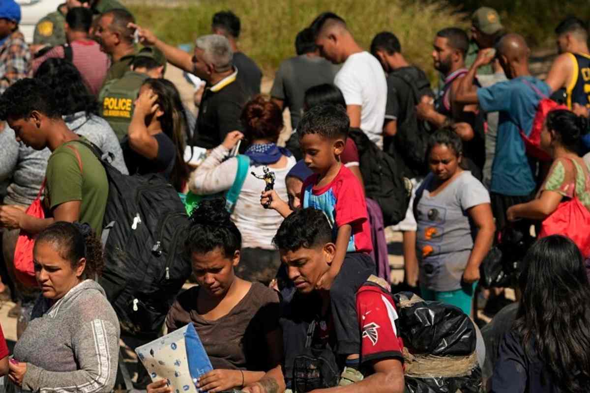 Demócratas urgen a Biden regularizar migrantes ante amenazas de deportación de Trump | Foto: Foto: Voz de América