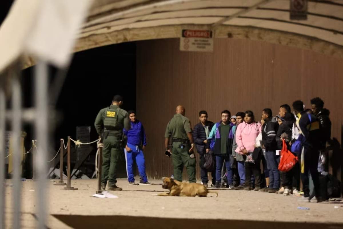 Un documento menciona cuales son las nacionalidades más fáciles de deportar con la nueva restricción de asilo de Biden en la frontera sur de USA | Foto: Voz de América