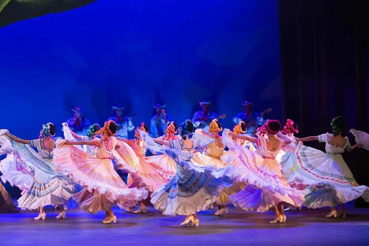 Por primera vez el Ballet Folklórico de Amalia Hernández junto con ...